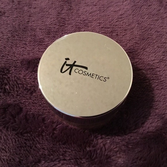 it cosmetics Other - It Cosmetics Bye Bye Pores Powder, Medium Blurring it cosmetics Other - It Cosmetics Bye Bye Pores Powder, Medium Blurring